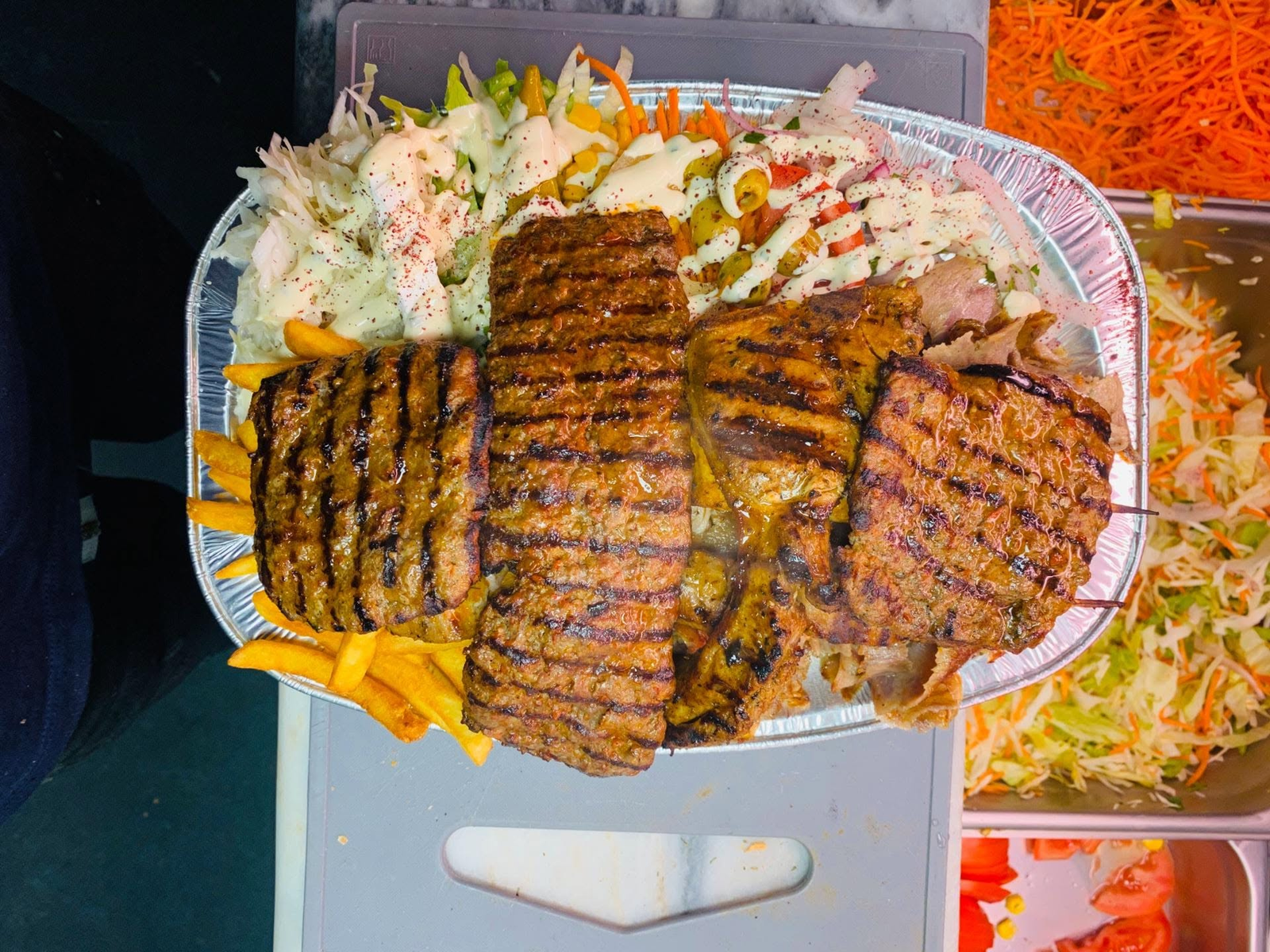 Assiette köfte grillés, frites et crudités